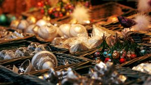 Kerstmarkt in Munster kraampjes met kerstspullen
